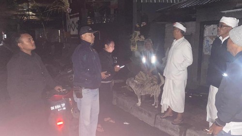Polisi mendatangi warga di lokasi pertikaian warga Banjar Wira Darma, Desa Kintamani, Kecamatan Kintamani, Kabupaten Bangli, Rabu malam. (Istimewa)