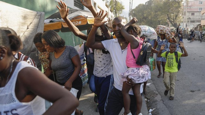 Warga Haiti Kabur dari Rumah Hindari Geng Bersenjata Kekerasan antar-geng kian marak terjadi di Haiti. Imbasnya warga berbondong-bondong kabur meninggalkan rumah mereka untuk menyelamatkan diri.