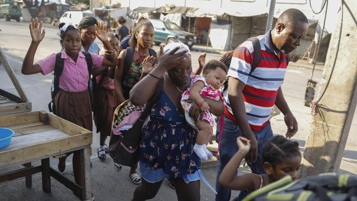 Warga Haiti Kabur dari Rumah Hindari Geng Bersenjata Kekerasan antar-geng kian marak terjadi di Haiti. Imbasnya warga berbondong-bondong kabur meninggalkan rumah mereka untuk menyelamatkan diri.