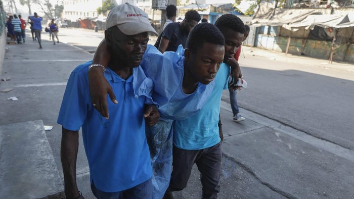 Kekerasan antar-geng kian marak terjadi di Haiti. Imbasnya warga berbondong-bondong kabur meninggalkan rumah mereka untuk menyelamatkan diri.