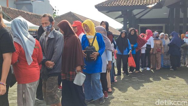 Warga mengantre membeli beras dalam kegiatan operasi pasar murah di halaman Kelurahan Sumampir, Kecamatan Purwokerto Utara, Kabupaten Banyumas, Jumat (1/3/2024).