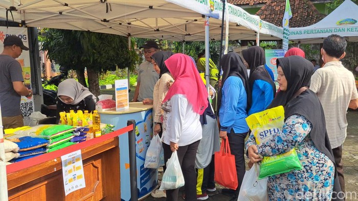 Warga mengantre membeli beras dalam kegiatan operasi pasar murah di halaman Kelurahan Sumampir, Kecamatan Purwokerto Utara, Kabupaten Banyumas, Jumat (1/3/2024).