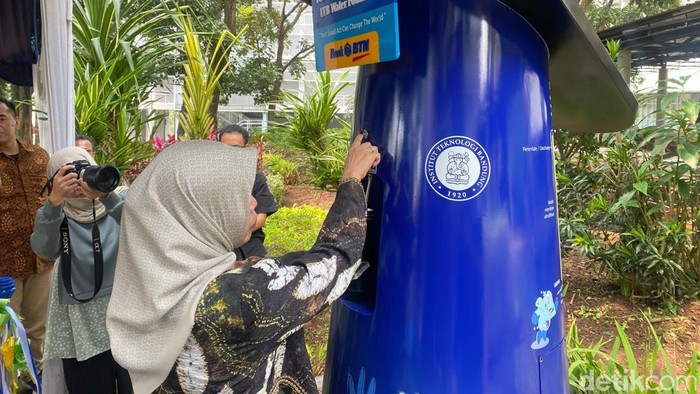 Water refill station (stasiun isi ulang air minum) di kampus ITB Jatinangor.