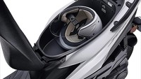Produsen melengkapi kendaraan dengan kompartemen 21,3 liter yang bisa menyimpan helm dan barang-barang lain. Kemudian ada ruang penyimpanan lain di dasbor yang bisa untuk menaruh ponsel dan botol minum. Foto: Doc. Yamaha Japan.