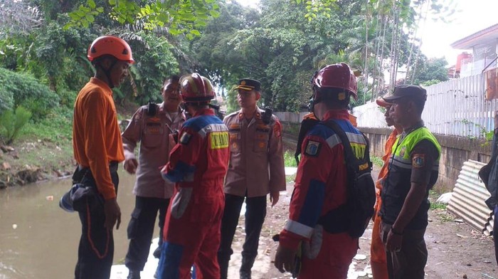 2 Anak Hanyut Terseret Arus Saat Berenang di Kali Mampang