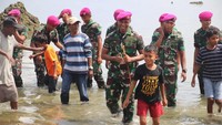 Selain itu kegiatan ini bertujuan juga untuk menjalin tali silaturahmi antara Marinir dengan masyarakat Negeri Hualoy yang sebentar lagi sudah akan memasuki bulan suci Ramadan.  