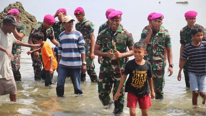 Aksi Bersih Pantai Jaga Kelestarian Laut Prajurit Marinir melaksanakan Bakti Sosial dengan menggelar aksi bersih-bersih pantai di Negeri Hualoy, Maluku. Aksi ini dalam rangka menjaga kebersihan serta kelestarian laut.