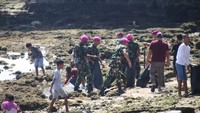 Bakti Sosial dengan menggelar aksi bersih-bersih pantai di Negeri Hualoy Kec. Amalatu, Kab. Seram Bagian Barat, Maluku ini digelar pada Jumat (1/3/2024). Prajurit Batalyon Marinir Pertahanan Pangkalan (Yonmarhanlan) IX Ambon, dipimpin komandan Mayor Marinir Tamyasin Hehanussa, bersama-sama warga membersihkan pantai pesisir dan perairan.
