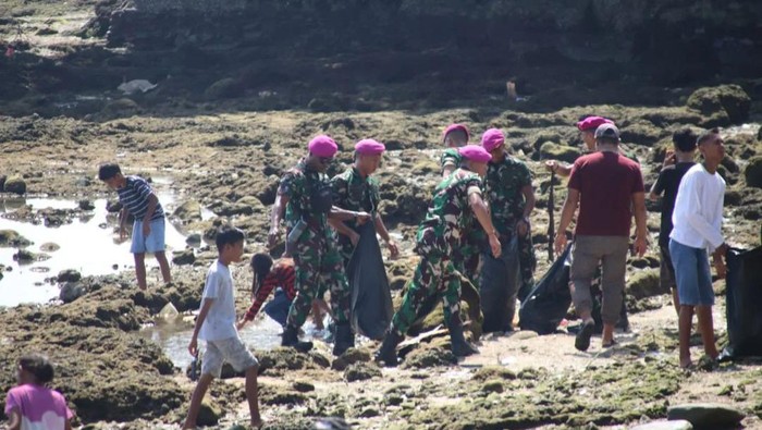 Aksi Bersih Pantai Jaga Kelestarian Laut Prajurit Marinir melaksanakan Bakti Sosial dengan menggelar aksi bersih-bersih pantai di Negeri Hualoy, Maluku. Aksi ini dalam rangka menjaga kebersihan serta kelestarian laut.