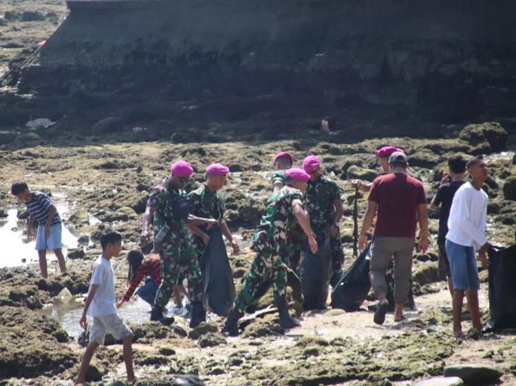 Aksi Bersih Pantai Jaga Kelestarian Laut
