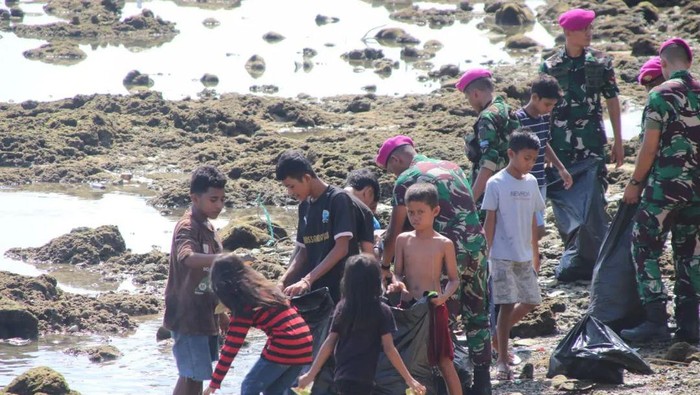 Aksi Bersih Pantai Jaga Kelestarian Laut Prajurit Marinir melaksanakan Bakti Sosial dengan menggelar aksi bersih-bersih pantai di Negeri Hualoy, Maluku. Aksi ini dalam rangka menjaga kebersihan serta kelestarian laut.