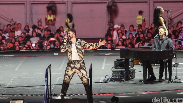 Aksi Calum Scott jadi pembuka konser Ed Sheeran yang berlangsung di Jakarta International Stadium (JIS), tampil ciamik banget malam ini.