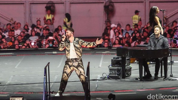 Jos! Calum Scott Ciamik Banget di Pembuka Konser Ed Sheeran
