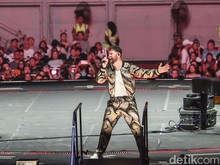 Jos! Calum Scott Ciamik Banget di Pembuka Konser Ed Sheeran Jos! Calum Scott Ciamik Banget di Pembuka Konser Ed Sheeran