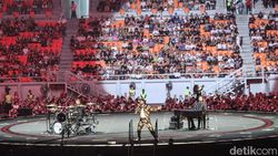 Jos! Calum Scott Ciamik Banget di Pembuka Konser Ed Sheeran