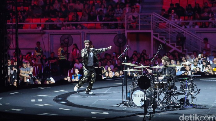 Aksi Calum Scott jadi pembuka konser Ed Sheeran yang berlangsung di Jakarta International Stadium (JIS), tampil ciamik banget malam ini.
