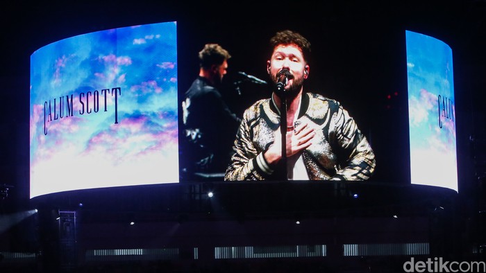 Aksi Calum Scott jadi pembuka konser Ed Sheeran yang berlangsung di Jakarta International Stadium (JIS), tampil ciamik banget malam ini.