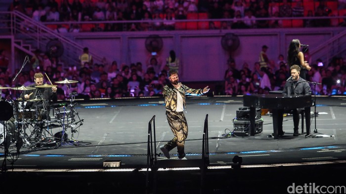 Aksi Calum Scott jadi pembuka konser Ed Sheeran yang berlangsung di Jakarta International Stadium (JIS), tampil ciamik banget malam ini.