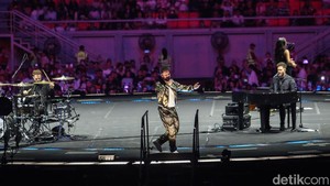 Aksi Calum Scott malam ini top banget, bahkan ketika dia melakukan medley di antara lagu I Wanna Dance With Somebody milik Whitney Houston dan Dancing On My Own.  Foto: Rifkianto Nugroho/ detikcom