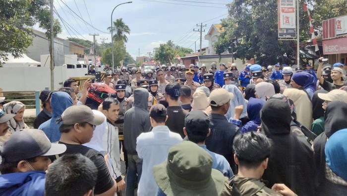 Aksi demo di depan Kantor KPU Sinjai, Sulsel.