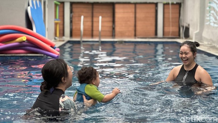 Alasan Ortu Harus Temani Anak Berenang, Nggak Cuma Nungguin di Pinggir Kolam