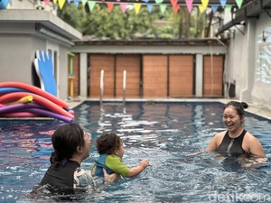 Alasan Ortu Harus Temani Anak Berenang, Nggak Cuma Nungguin di Pinggir Kolam