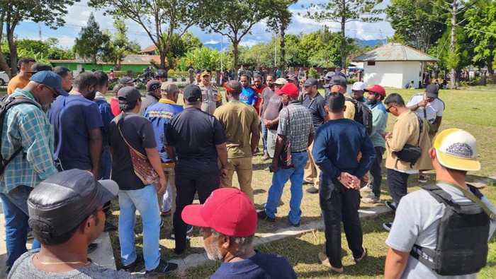 Aparat saat menenangkan kelompok warga usai ricuh di DPRD Kabupaten Jayawijaya.