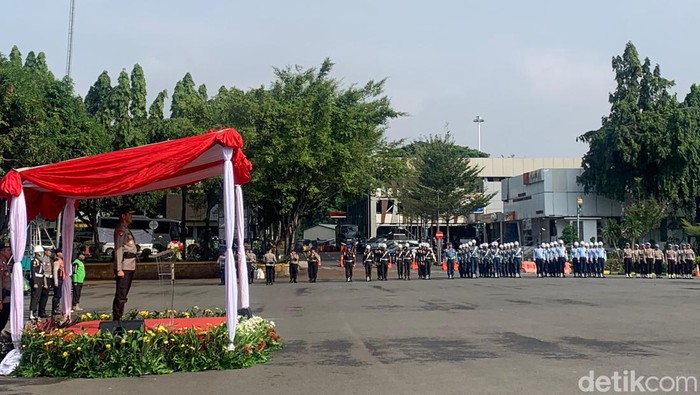 Apel gelar pasukan Operasi Kepolisian Kewilayahan Keselamatan Jaya 2024 di Lapangan Presisi Ditlantas Polda Metro Jaya.