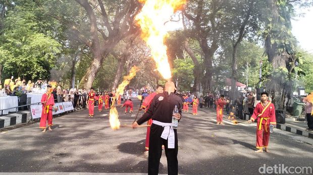 Atraksi sembur api yang ditampilkan sejumlah siswa pada Event Sabang Marine Festival (SMF) 2024. (Foto: Agus Setyadi/detikSumut).