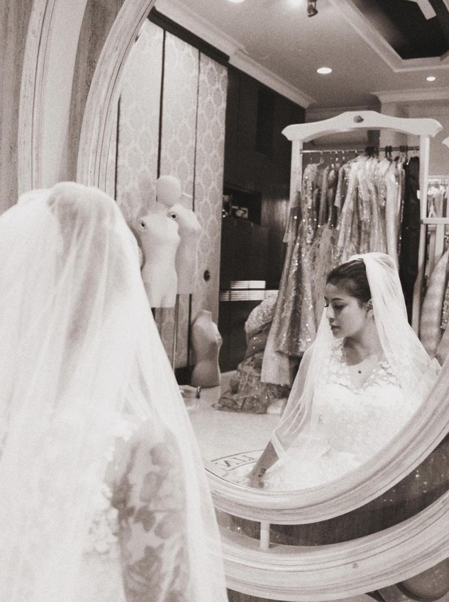 Tampil mengenakan gaun pengantin lengkap dengan veil, Awkarin terlihat memukau. Tak sedikit yang mendoakan agar Karin menemukan jodoh yang pas dan bisa benar-benar segera menuju ke pelaminan. Foto: Instagram/@narinkovilda