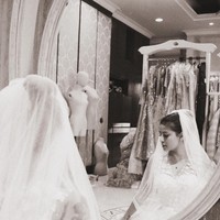 Tampil mengenakan gaun pengantin lengkap dengan veil, Awkarin terlihat memukau. Tak sedikit yang mendoakan agar Karin menemukan jodoh yang pas dan bisa benar-benar segera menuju ke pelaminan. Foto: Instagram/@narinkovilda