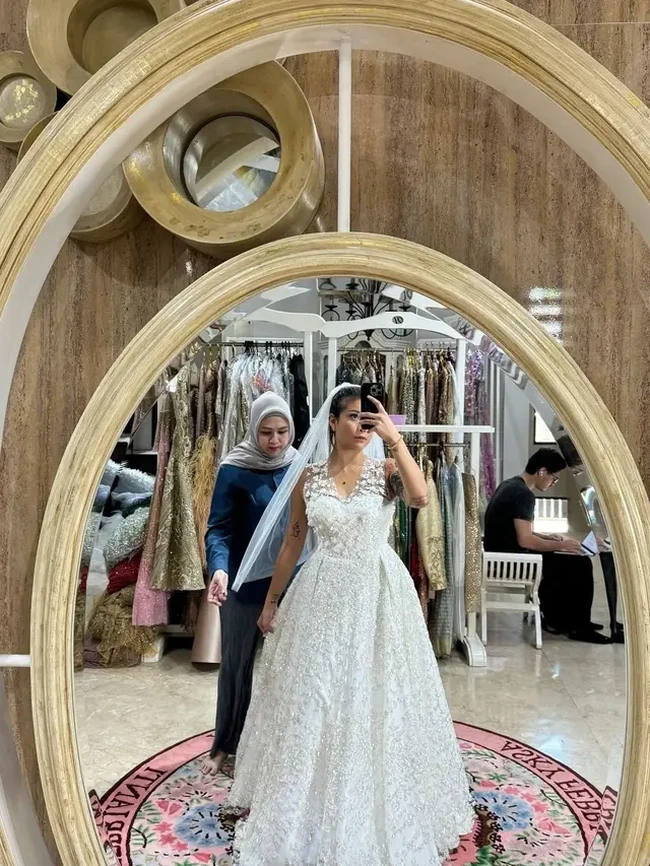 Melalui akun Instagram pribadinya Awkarin membagikan potret dirinya sedang fitting gaun pengantin. Memilih gaun pengantin berwarna putih lengkap dengan veil, Awkarin berhasil curi atensi. Foto: Instagram/@narinkovilda