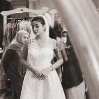 Tak sedikit netizen yang berhasil dibuat penasaran. Pasalnya Karin tak memberi penjelasan mendetail mengenai tujuannya melakukan fitting baju pengantin. Ada yang menduga jika Karin mungkin akan segera menikah dengan kekasih barunya, atau mungkin saja itu hanya salah satu bagian dari pekerjaannya. Foto: Instagram/@narinkovilda