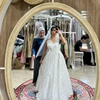 Melalui akun Instagram pribadinya Awkarin membagikan potret dirinya sedang fitting gaun pengantin. Memilih gaun pengantin berwarna putih lengkap dengan veil, Awkarin berhasil curi atensi. Foto: Instagram/@narinkovilda