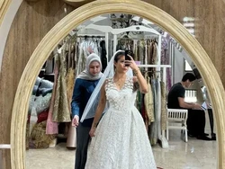 6 Potret Awkarin Fitting Baju Pengantin, Menawan Dengan Veil & Gaun Putih