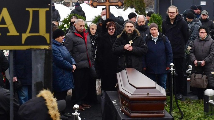 Lyudmila Navalnaya (C) and Anatoly Navalny (2nd L), parents of late Russian opposition leader Alexei Navalny, mourn next to a coffin during a funeral ceremony for his son at the Borisovo cemetery in Moscows district of Maryino on March 1, 2024. (Photo by Olga MALTSEVA / AFP)