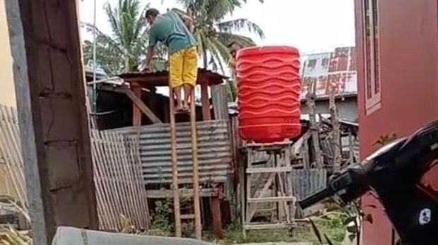 Bantuan tandon air dari caleg Hanura yang ditraik kembali di Kota Gorontalo.
