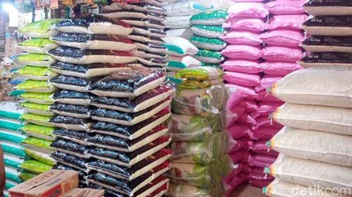 Salah satu pedagang beras di pasar relokasi, Kabupaten Jembrana, Bali, Jumat (1/3/2024). (I Putu Adi Budiastrawan/detikBali).