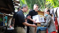 President Director PT Bank Maybank Indonesia Tbk (Maybank Indonesia) Taswin Zakaria didampingi Deputy Chief Executive Officer Maybank Islamic Nor Sharizan Sulaiman menyerahkan bantuan Paket Ramadhan kepada salah satu penerima manfaat di Kelurahan Duren Tiga, Jakarta Selatan.