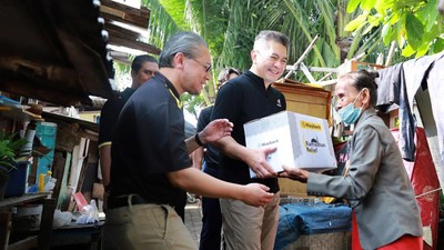 Berbagi Paket Sembako untuk Warga Tak Mampu