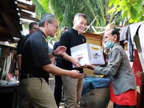 Berbagi Paket Sembako untuk Warga Tak Mampu