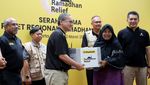 Berbagi Paket Sembako untuk Warga Tak Mampu