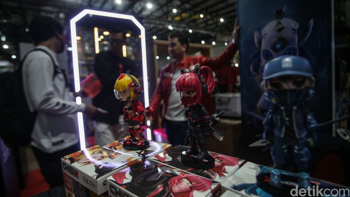 Pengunjung beraktivitas dalam acara The Jakarta 19 Toys & Comics Fair 2024 di Jakarta, Sabtu (2/3/2024).