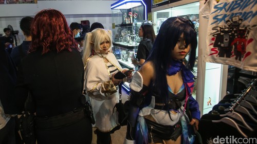 Pengunjung beraktivitas dalam acara The Jakarta 19 Toys & Comics Fair 2024 di Jakarta, Sabtu (2/3/2024).
