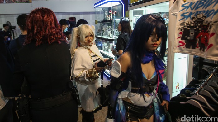 Pengunjung beraktivitas dalam acara The Jakarta 19 Toys & Comics Fair 2024 di Jakarta, Sabtu (2/3/2024).