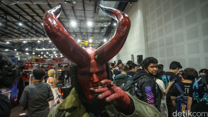 Pengunjung beraktivitas dalam acara The Jakarta 19 Toys & Comics Fair 2024 di Jakarta, Sabtu (2/3/2024).