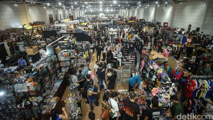 Pengunjung beraktivitas dalam acara The Jakarta 19 Toys & Comics Fair 2024 di Jakarta, Sabtu (2/3/2024).