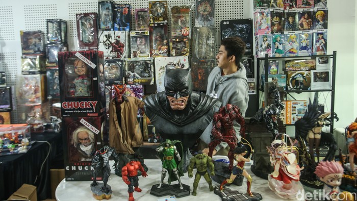 Pengunjung beraktivitas dalam acara The Jakarta 19 Toys & Comics Fair 2024 di Jakarta, Sabtu (2/3/2024).