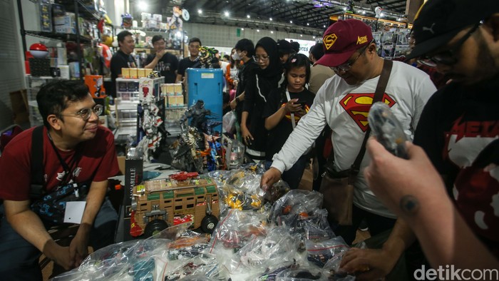 Pengunjung beraktivitas dalam acara The Jakarta 19 Toys & Comics Fair 2024 di Jakarta, Sabtu (2/3/2024).