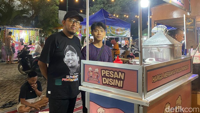 Bupati Sumenep Achmad Fauzi menyapa PKL di Tajamara, Desa Kolor, Kecamatan Kota, Sumenep.